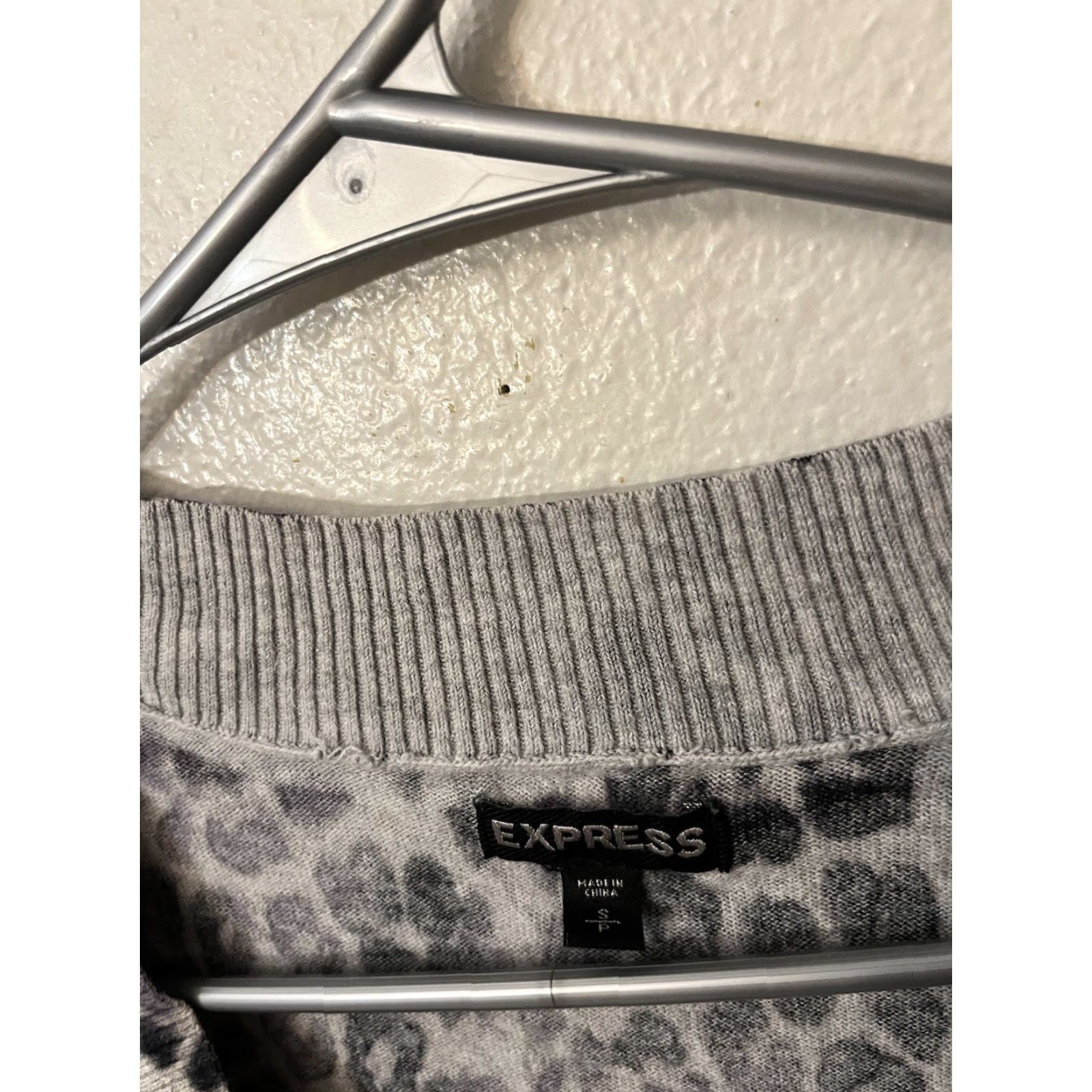 Express Express Womens Pullover Sweater Long Sleeve V Neck Size Small Gray Animal Print Size S / US 4 / IT 40 - 3 Thumbnail