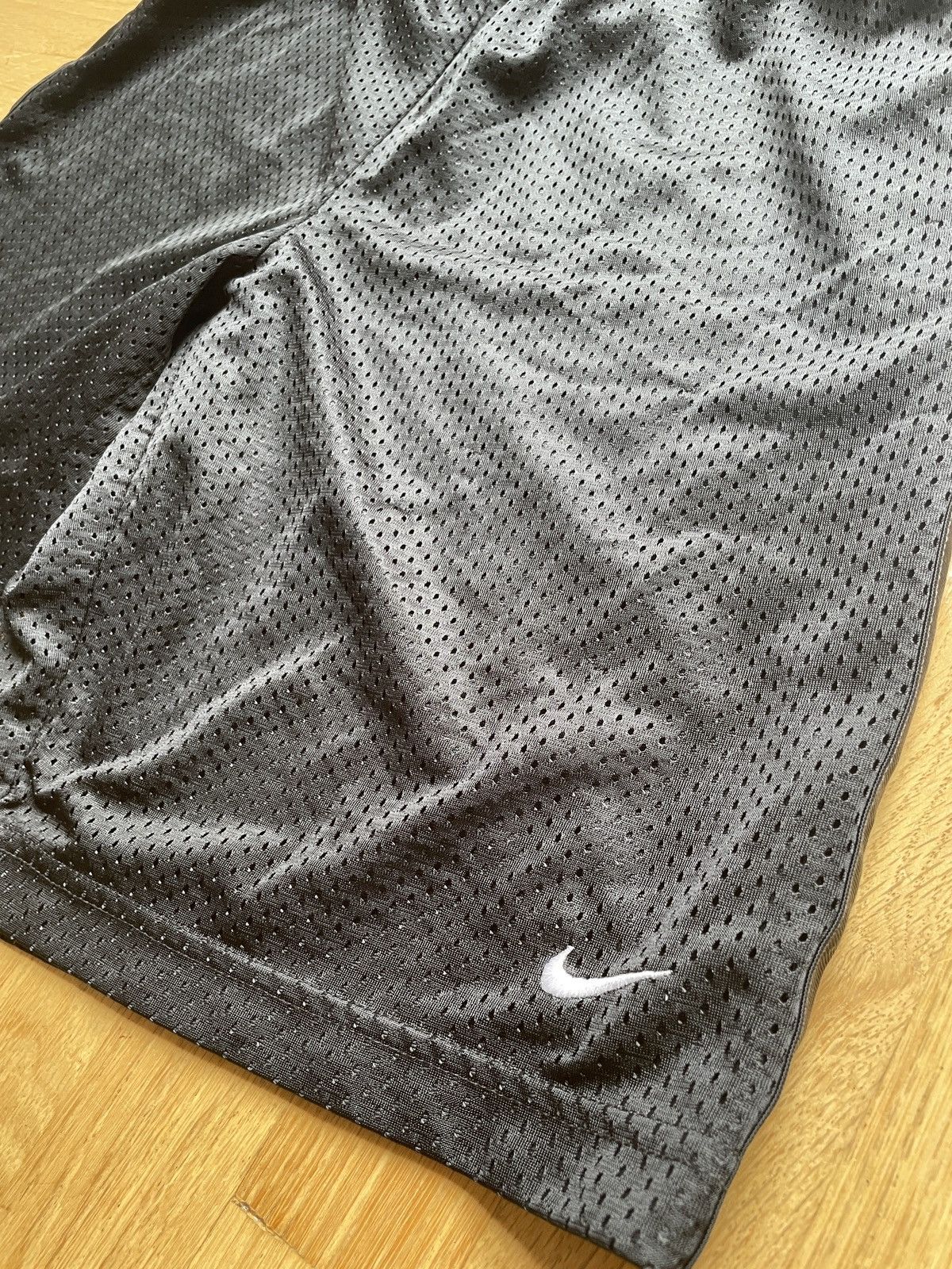 Nike Vintage 00’s Nike Y2K Mesh Shorts Arch Logo Black Size XS Size US 26 / EU 42 - 2 Thumbnail