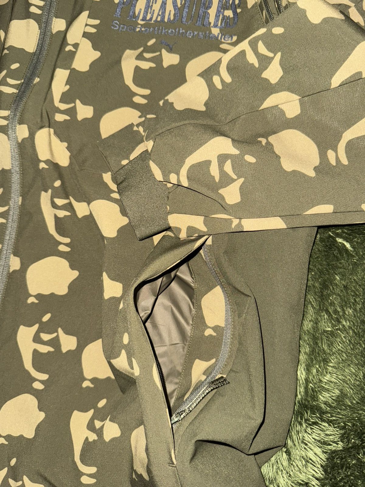 Pleasures × Puma [M] Pleasures x Puma 2-in-1 Camo Jacket Size US M / EU 48-50 / 2 - 5 Thumbnail