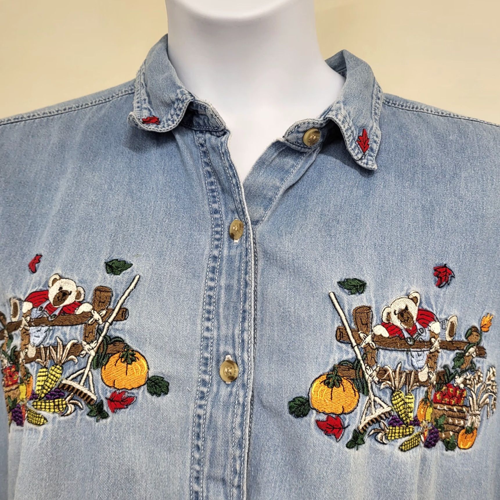 Vintage VINTAGE Bobbie Brooks Denim Shirt Womens 18W/20W Blue Embroidered Bear Pumpkin Flower 90s Size XXL / US 16-18 / IT 52-54 - 4 Thumbnail