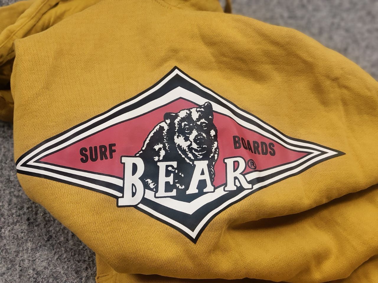 Alien Workshop Bear Surfboards Big Logo Yellow Hoodie USA Vintage Style Size US L / EU 52-54 / 3 - 13 Thumbnail