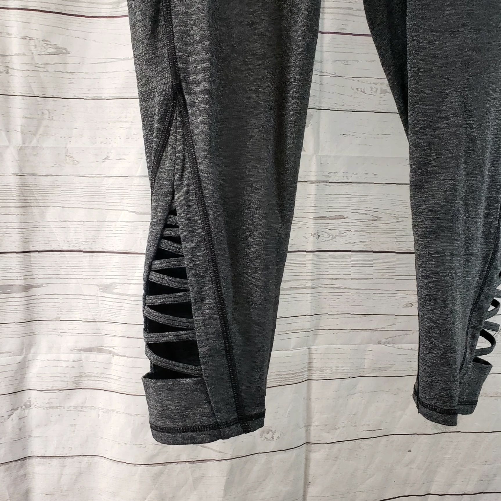Athleta Athleta Womens Space Dye Criss Cross Capri Leggings Sz Small Gray Low Rise Size 28" / US 6 / IT 42 - 2 Thumbnail