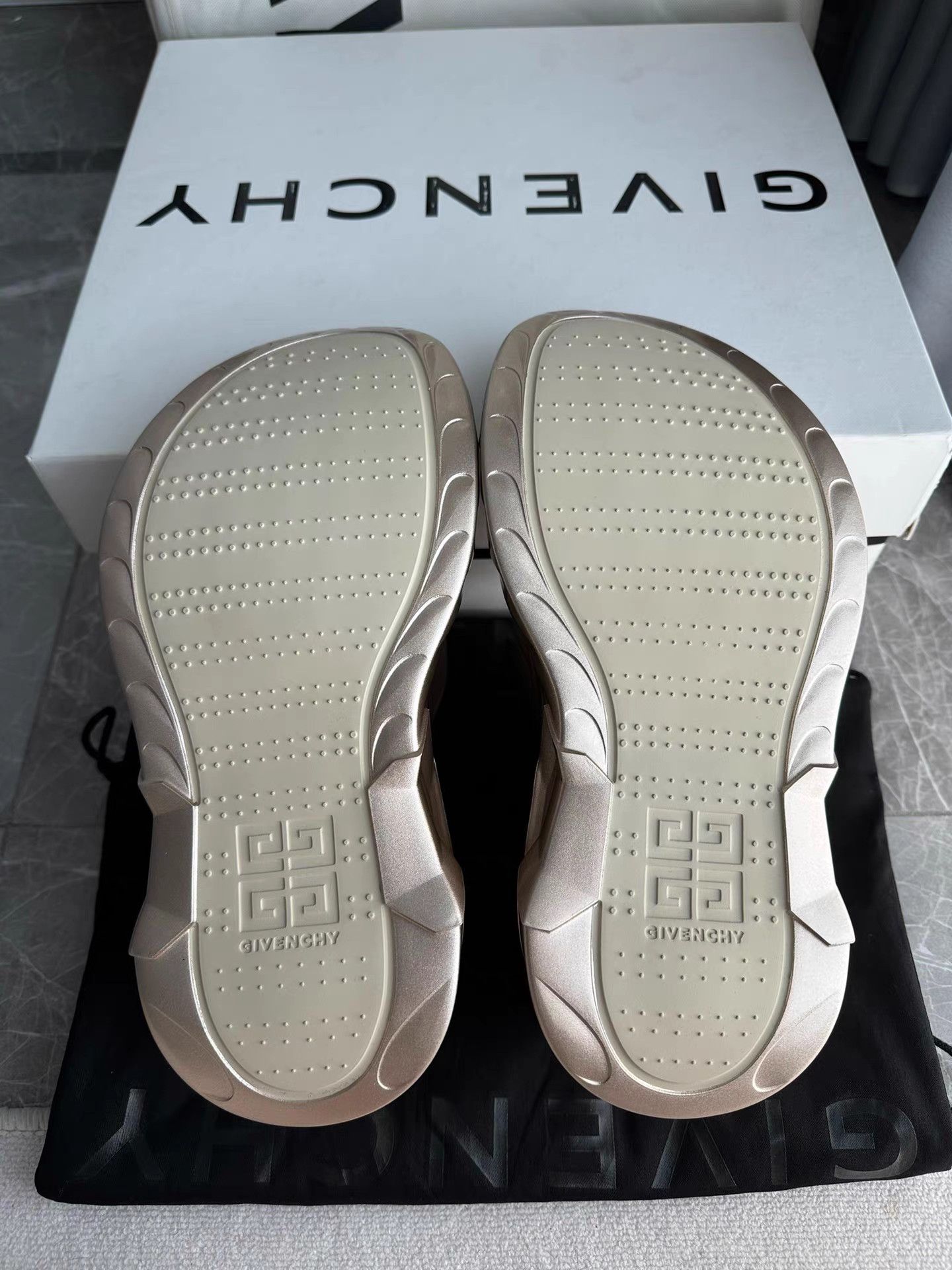 Givenchy GIVENCHY Marshmallow Sneakers K6 Size US 9 / IT 39 - 7 Thumbnail