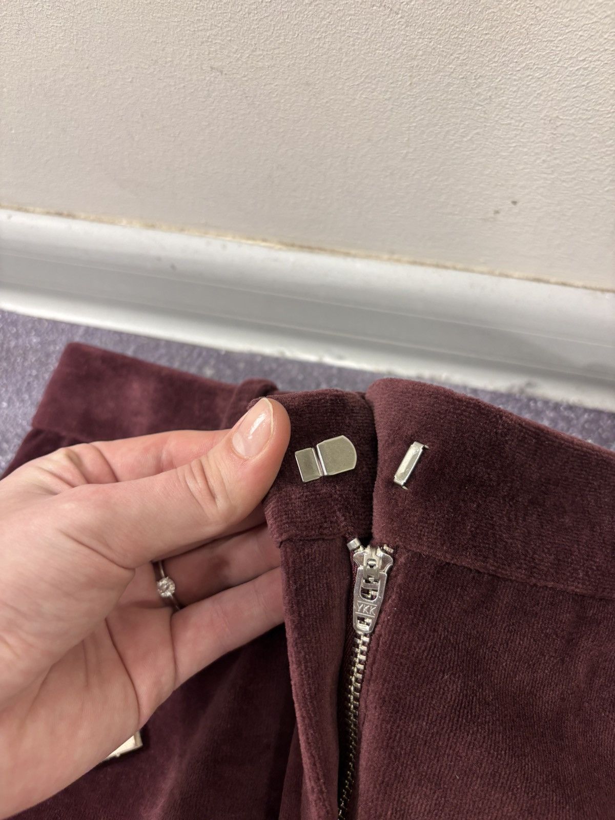 Circolo 1901 Circolo 1901 Women’s NWT Dark Burgundy Velour Chino Pants Size 27" / US 4 / IT 40 - 9 Thumbnail