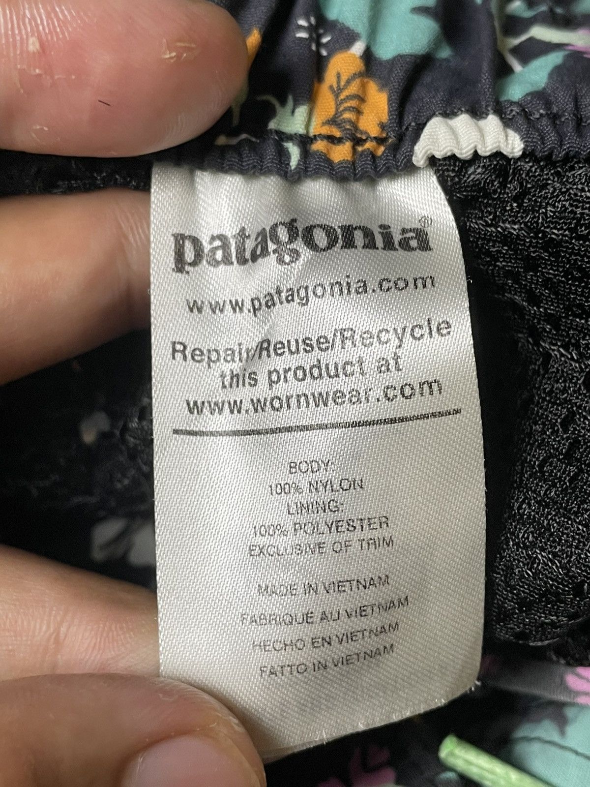 Japanese Brand × Patagonia × Vintage Patagonia Women’s Barely Baggies Shorts (112) Size 28" / US 6 / IT 42 - 8 Thumbnail