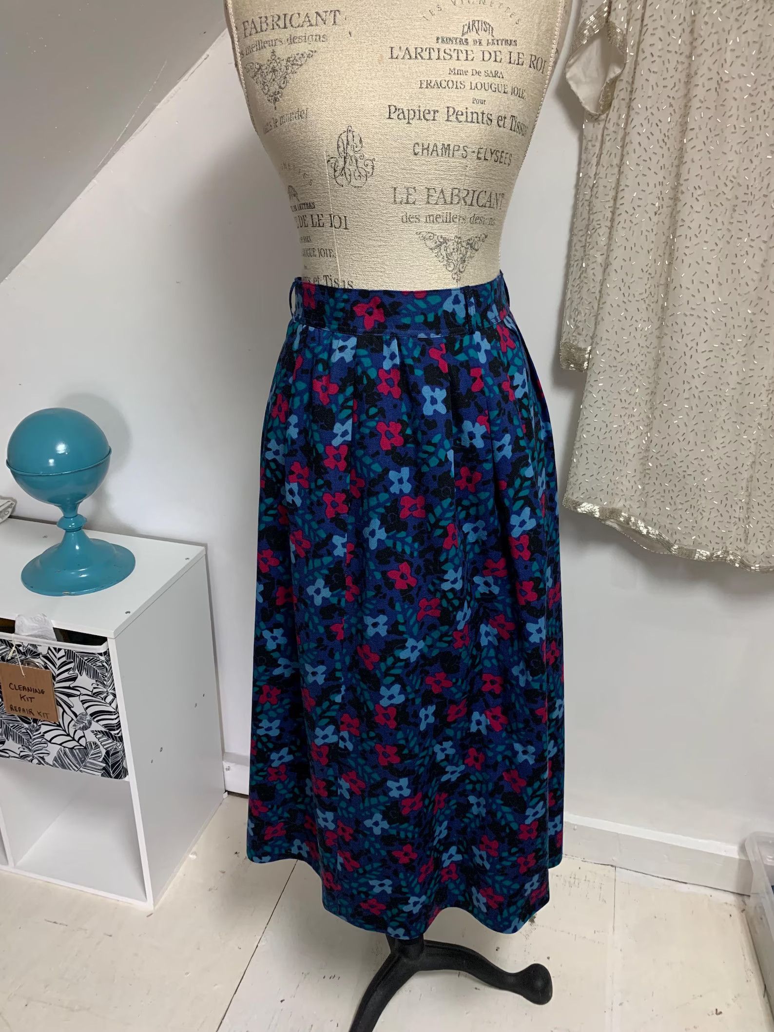 Guy Laroche × Vintage Vintage Guy Laroche Wool Pleated Midi Skirt with Flowers Size 26" / US 2 / IT 38 - 4 Thumbnail