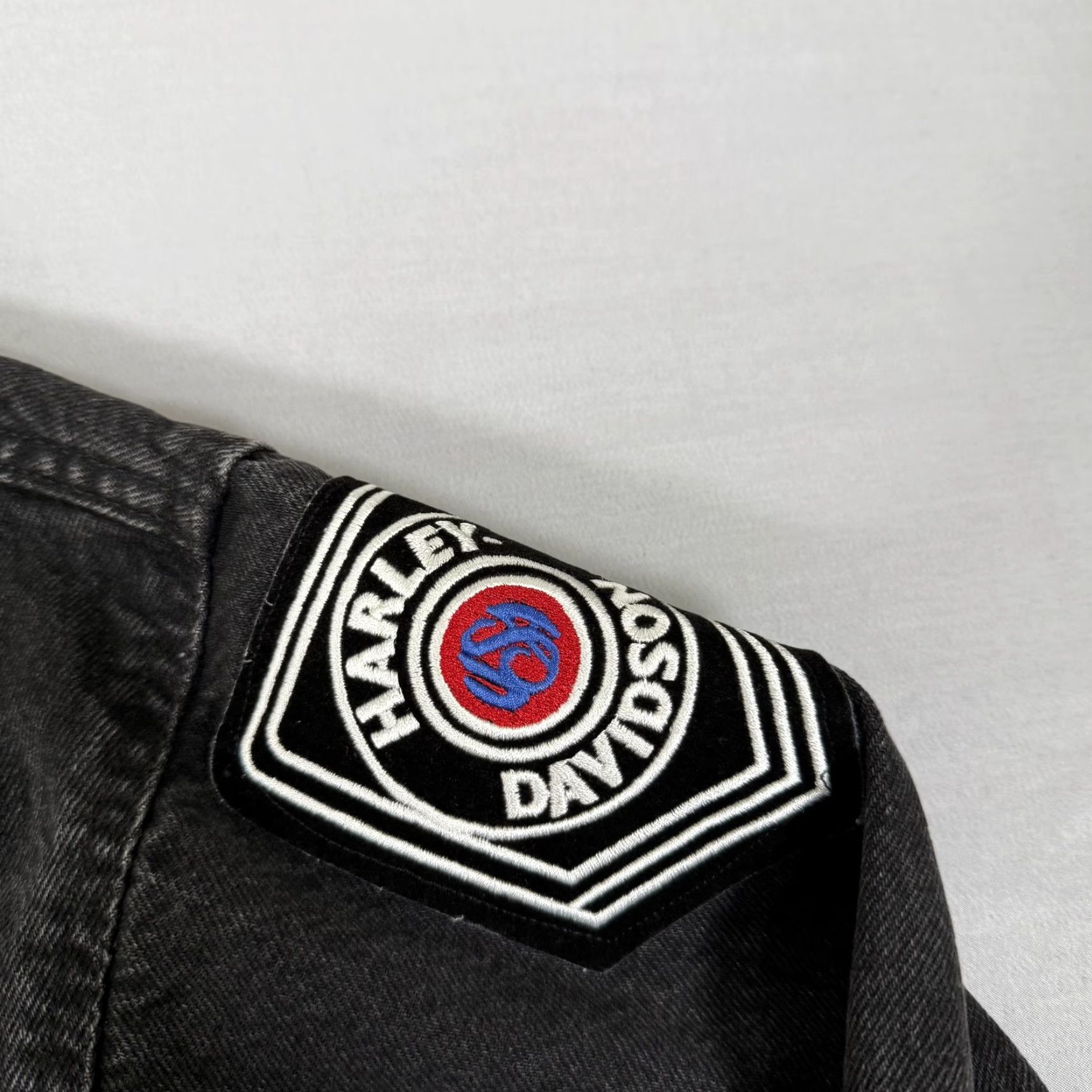 Levi's VINTAGE Levi's Trucker Jacket Mens Large Black Denim Biker 90s Harley-Davidson USA Patches Size US 33 - 4 Thumbnail