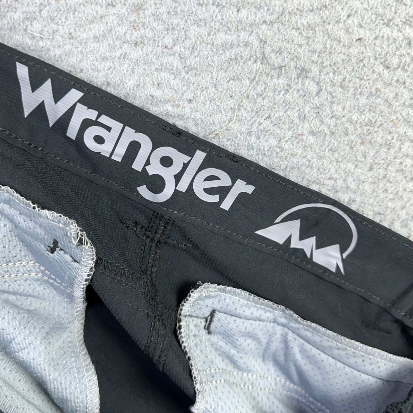 Wrangler VINTAGE: No Wrangler Shorts Cargo Mens 40 Black Flat Front Zipped Pocket Hiking Outdoor NEW Size US 40 / EU 56 - 3 Thumbnail