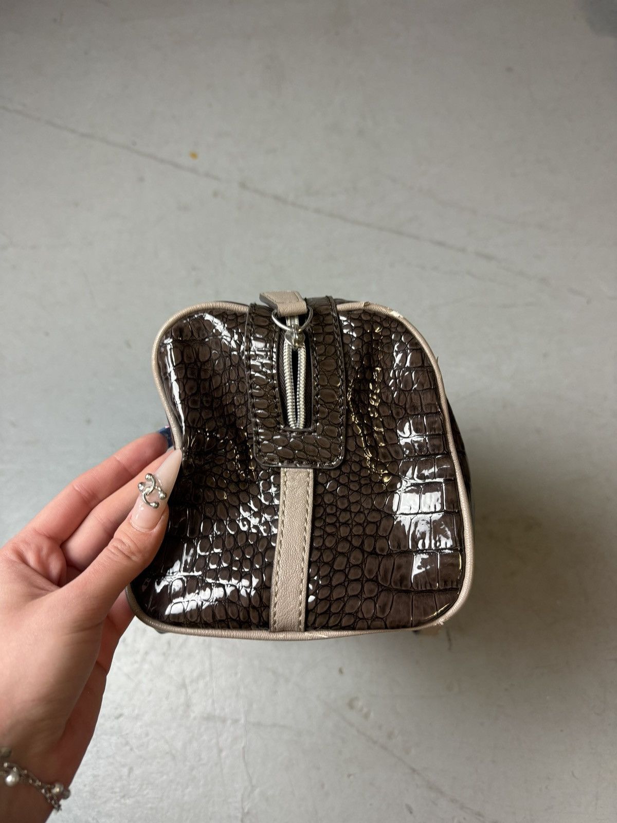 Guess Vintage Guess Brown Crocodile Optic Handbag Size ONE SIZE - 5 Thumbnail