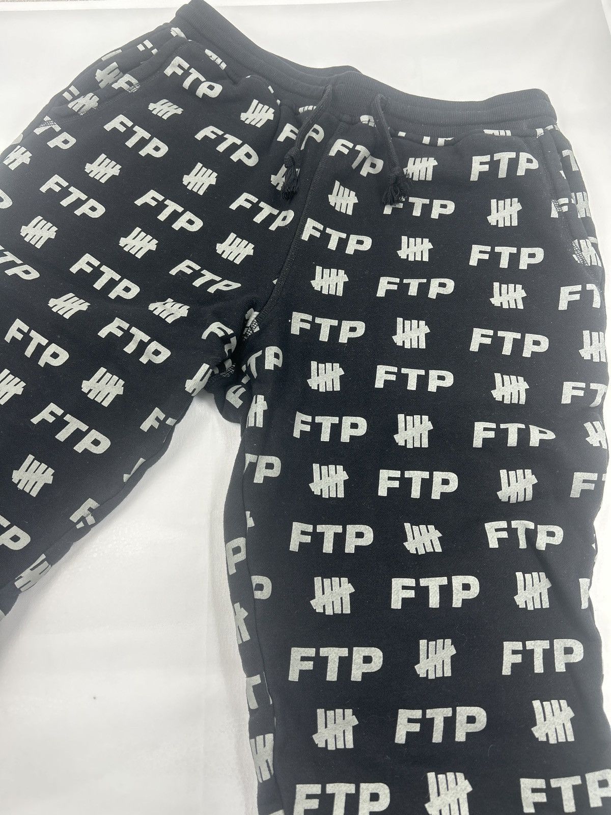 Fuck The Population × Undefeated Fuck The Population x Undefeated Logo Sweatpants / Joggers Size US 32 / EU 48 - 6 Thumbnail