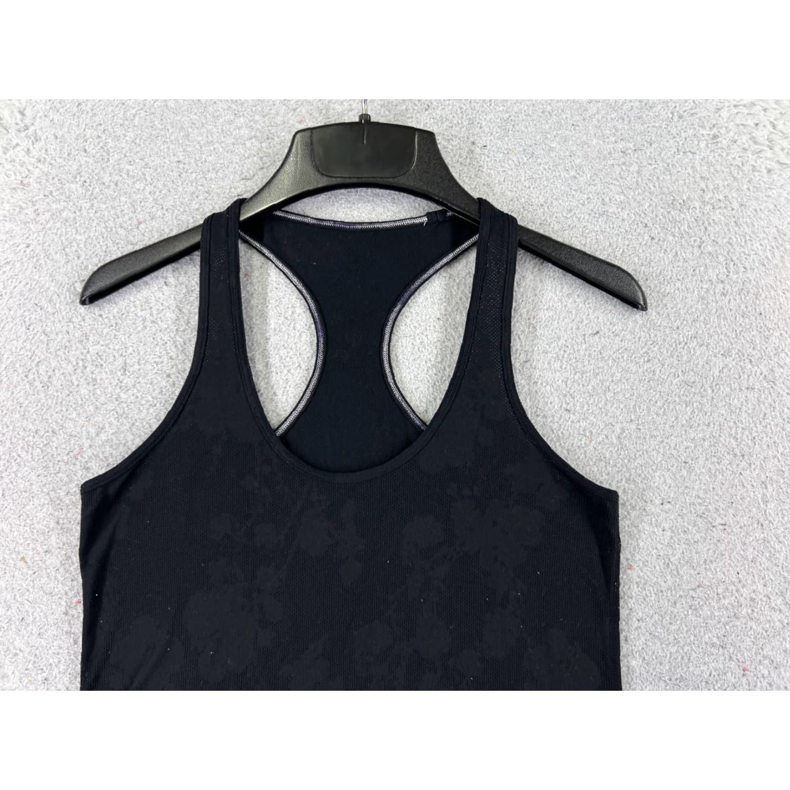 Lululemon Lululemon Shirt Women 4 Black Camo Floral Rose Racerback Tank Top Run Nulu Shirt Women Brand Lululemon 4 Black Rose Floral Racerback Tank Top Nulu Size S / US 4 / IT 40 - 4 Thumbnail