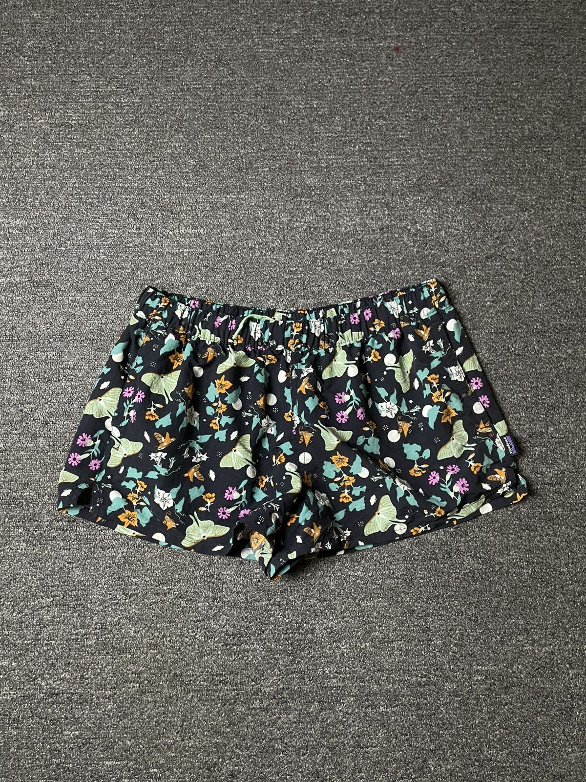 Japanese Brand × Patagonia × Vintage Patagonia Women’s Barely Baggies Shorts (112) Size 28" / US 6 / IT 42 - 1 Thumbnail
