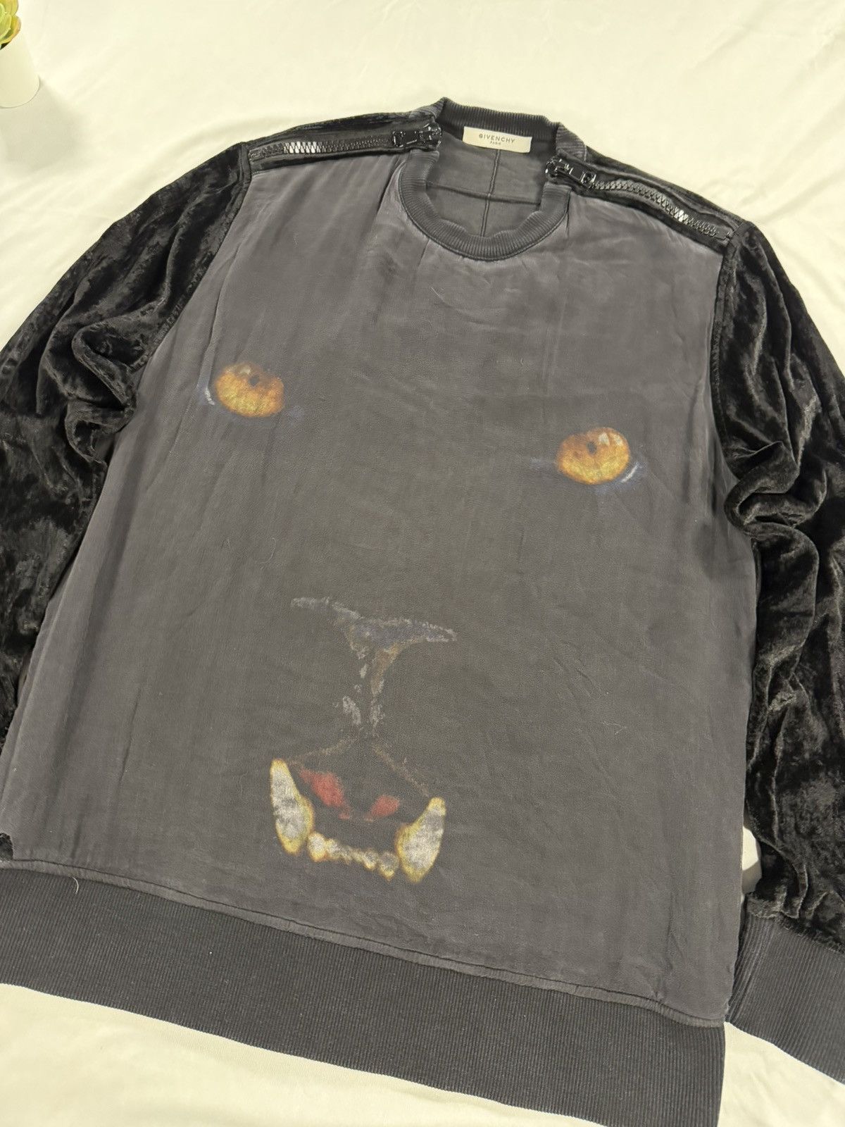 Givenchy Givenchy Black Cat Velour Sweater Size 40 /M Shoulder Zip Size US M / EU 48-50 / 2 - 3 Thumbnail