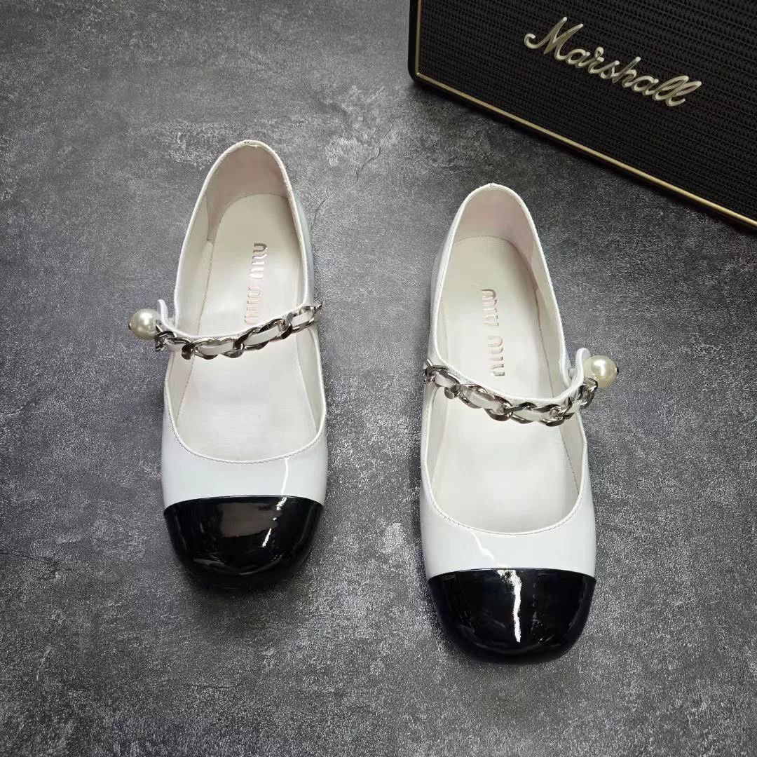 Miu Miu Miu Miu Pearl Buckle Patent Leather Flats Size US 4 / IT 34 - 1 Thumbnail