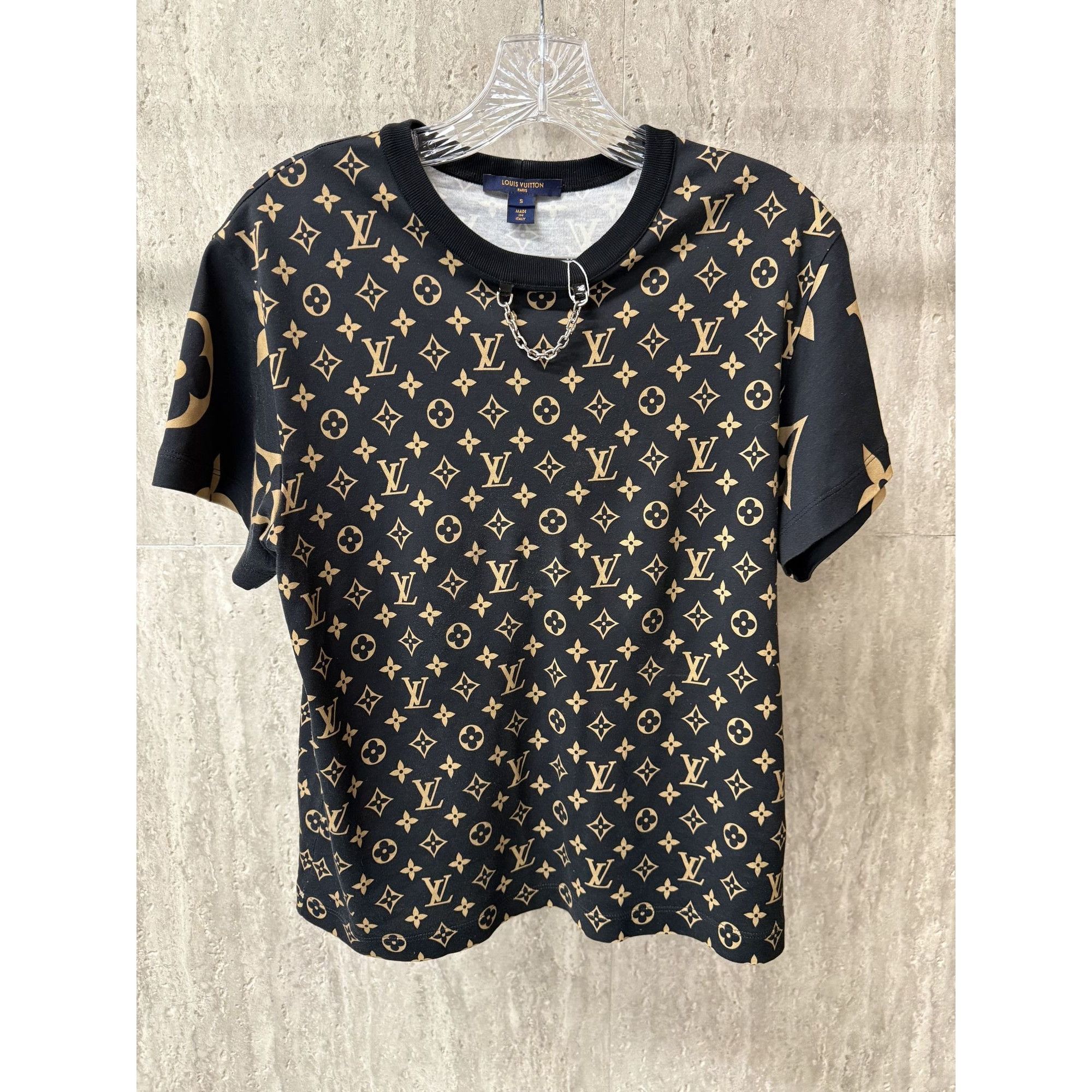 LOUIS VUITTONブラック Tシャツ チェーン付き LOUIS VUITTON（ルイ・ヴィトン） チェーン付き反転ロゴTシャツ M