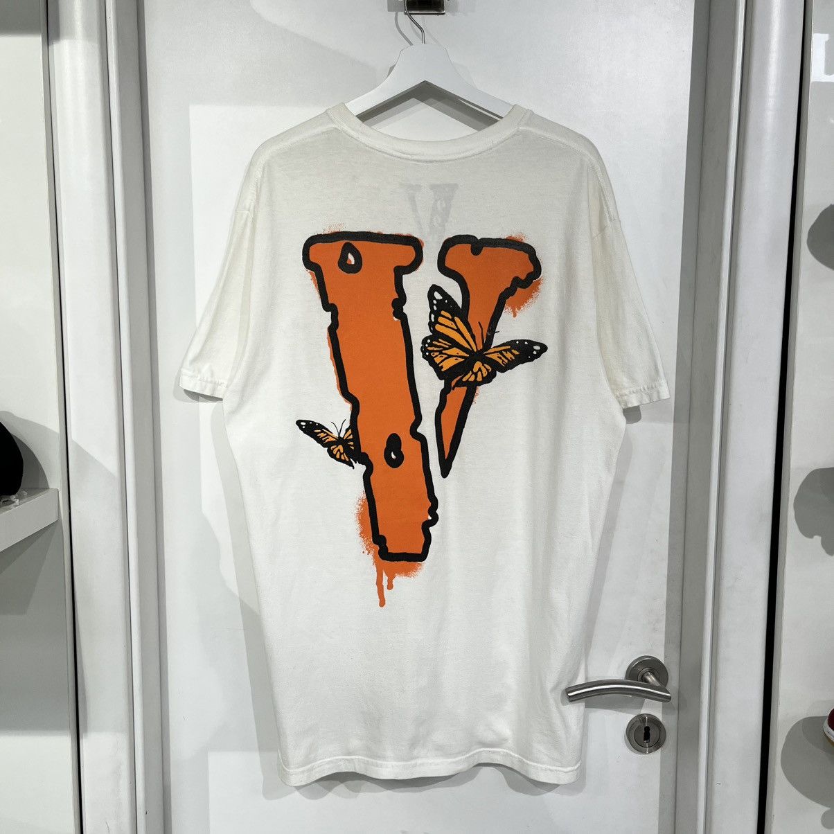 999 Club × Vlone Vlone x Juice Wrld Butterfly Tee White Size US L / EU 52-54 / 3 - 1 Thumbnail