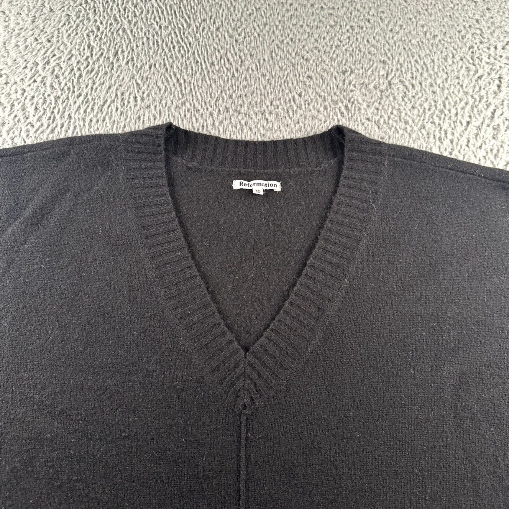 Reformation Reformation Sweater Womens XS V-Neck 100% Wool Black Pullover Ribbed Center Seam Size XS / US 0-2 / IT 36-38 - 2 Thumbnail