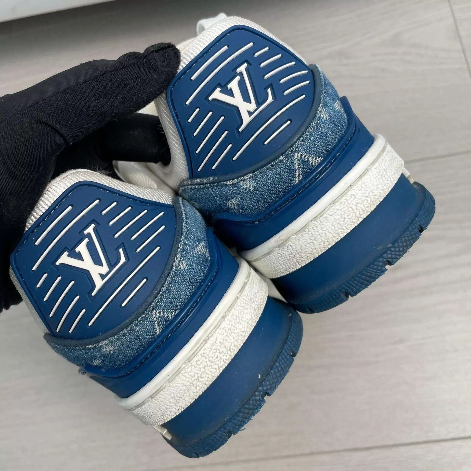 Louis Vuitton LV blue and white low-top sneaker 36.5 260226YJH7S03 Size US 6 / IT 36 - 4 Thumbnail