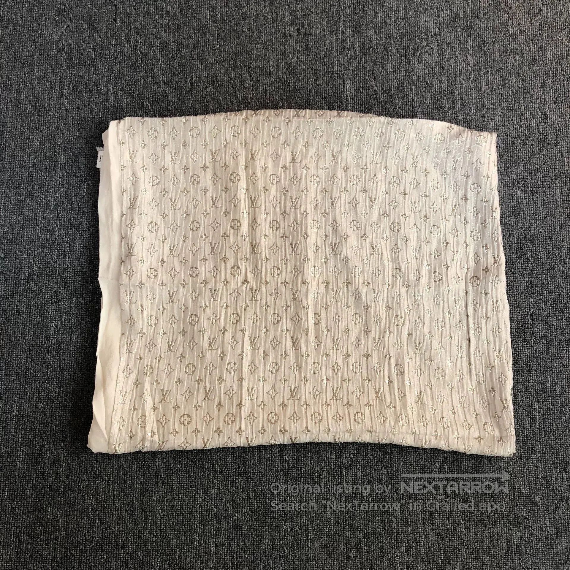 Louis Vuitton Louis Vuitton White Sequin Silk Scarf. Size ONE SIZE - 5 Thumbnail