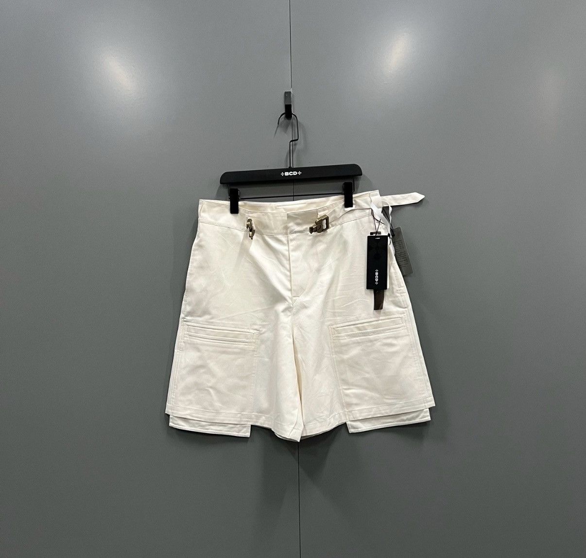 Dior Dior Off-White Buckle Cargo Shorts J41 Size 36" / US 14 / IT 50 - 1 Thumbnail