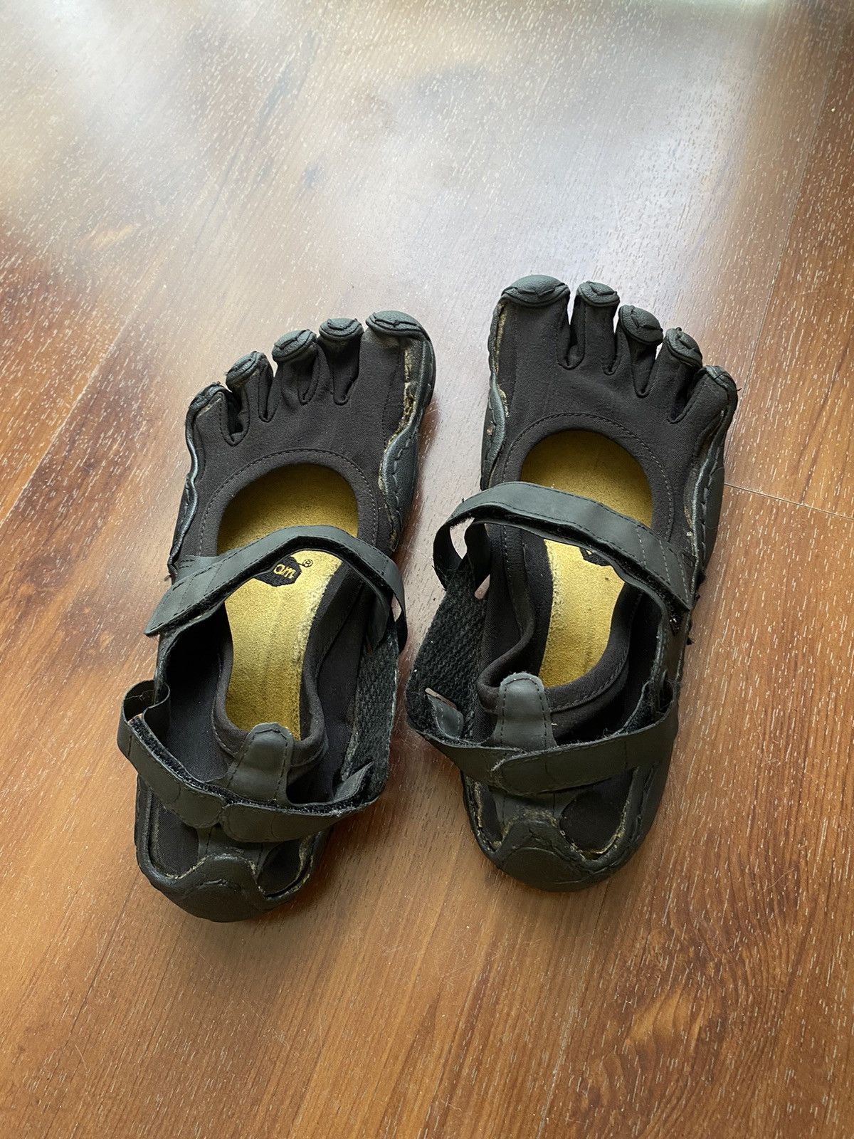 Vibram Vibram Five Fingers black shoes with front straps Size US 8.5 / EU 41-42 - 1 Thumbnail