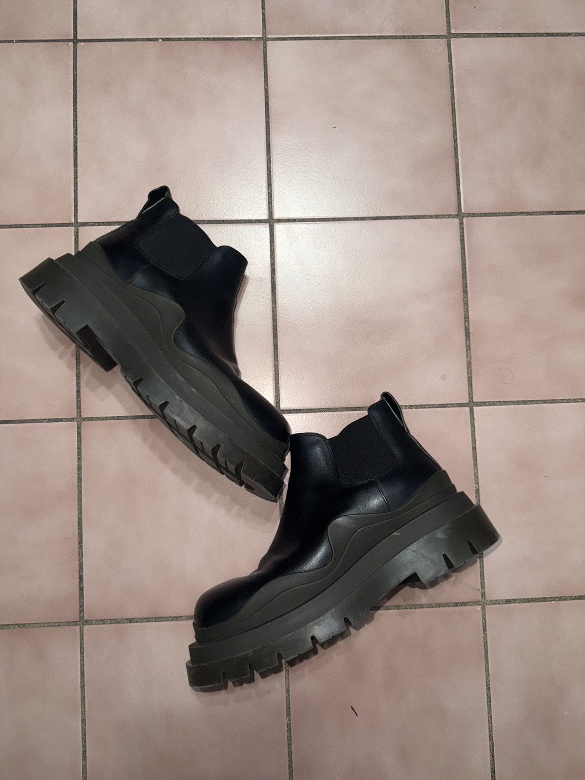 Bottega Veneta Tire Chelsea Ankle Boot - Black Camping