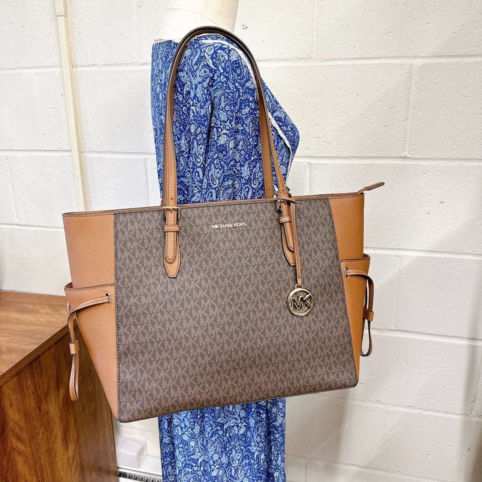 Michael Kors Michael Kors 35S1G2GT7B Women's Gilly Large Signature Tote Size ONE SIZE - 1 Thumbnail