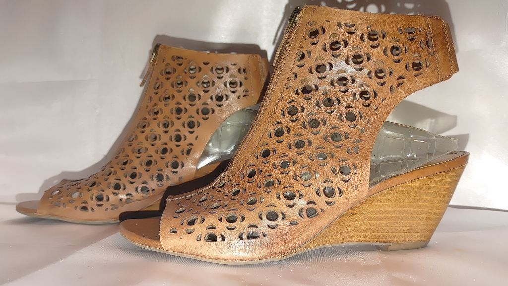 Franco Sarto Franco Sarto Akrona Leather Peep Toes Size 7.5 Size US 7.5 / IT 37.5 - 3 Thumbnail