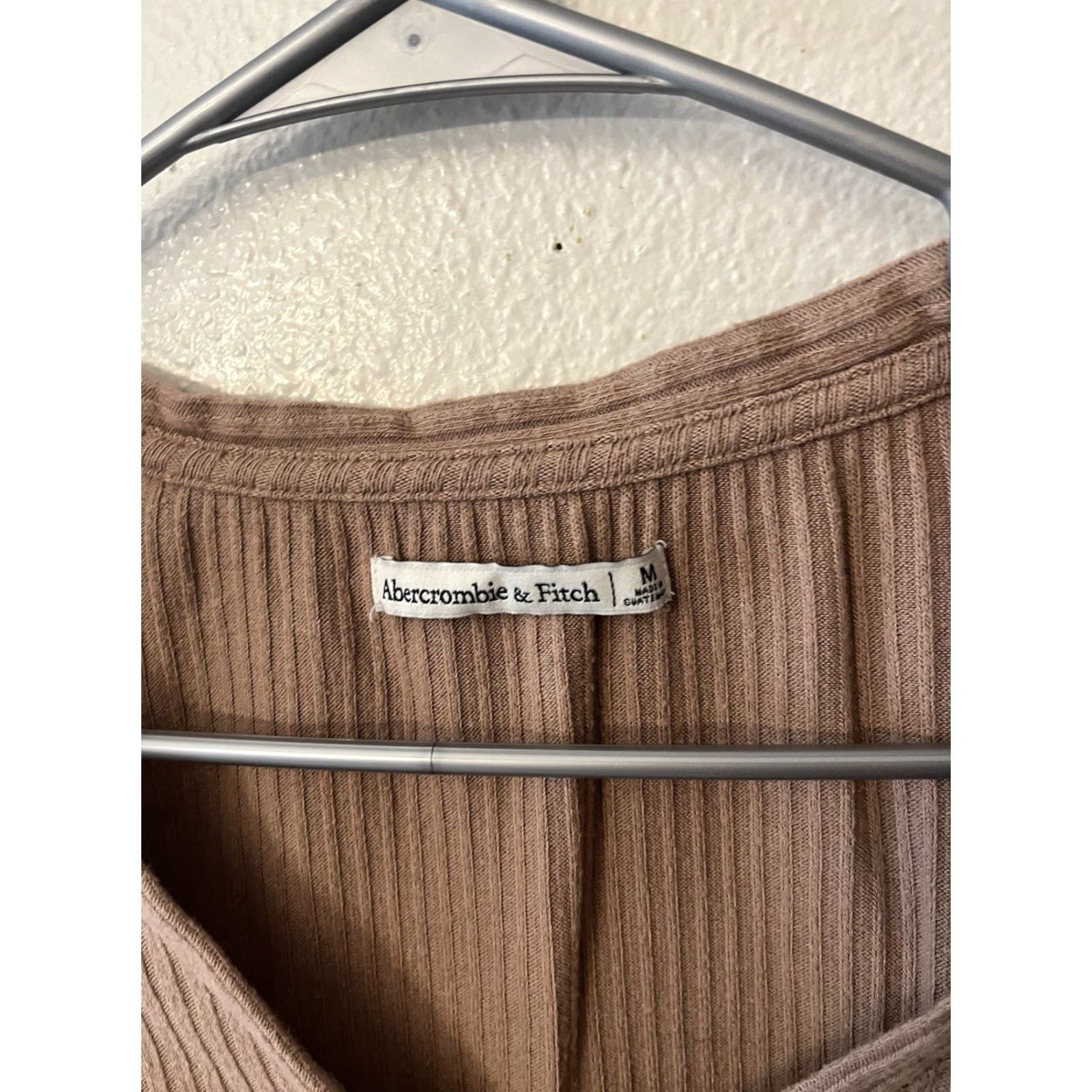 Abercrombie & Fitch Abercrombie & Fitch Sweater Women's M Tan Cropped Ribbed Knit V Neck Cardigan Size M / US 6-8 / IT 42-44 - 2 Thumbnail