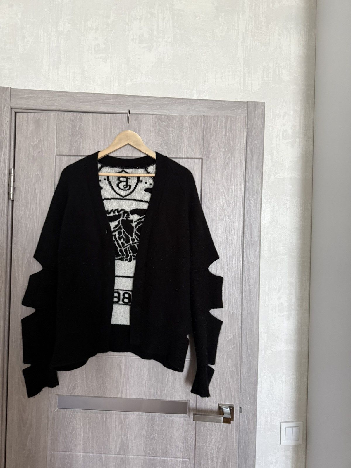 Burberry Burberry Merino Wool Cashmere Logo Intarsia Cut Out Sweater Size S / US 4 / IT 40 - 4 Thumbnail