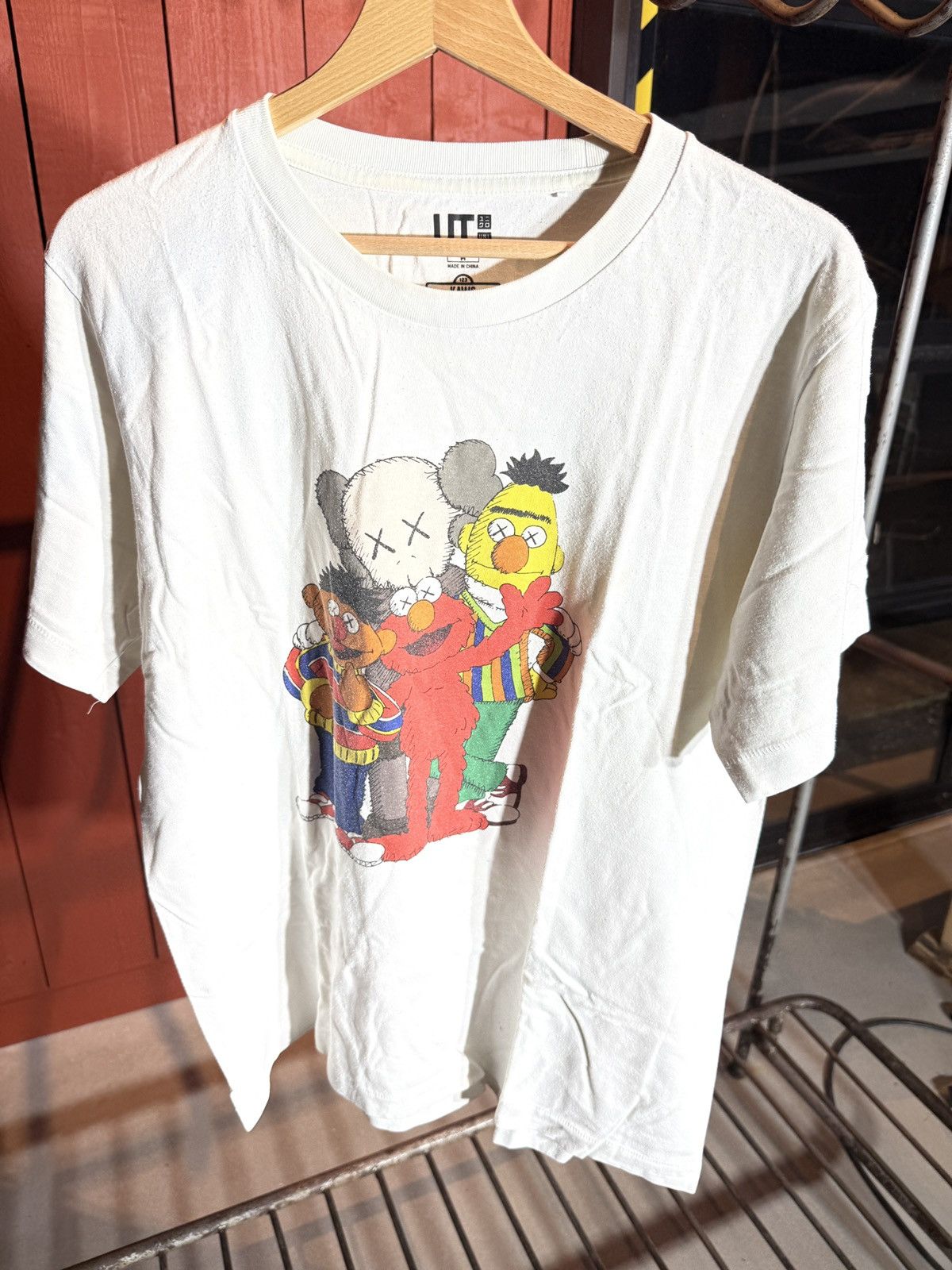 Kaws × Uniqlo Uniqlo x Kaws tee Size US M / EU 48-50 / 2 - 2 Thumbnail