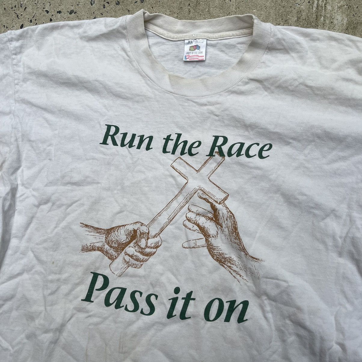 Fruit Of The Loom Vintage 90s RUN THE RACE PASS IT ON Single Stitch Shirt Size US XL / EU 56 / 4 - 2 Thumbnail