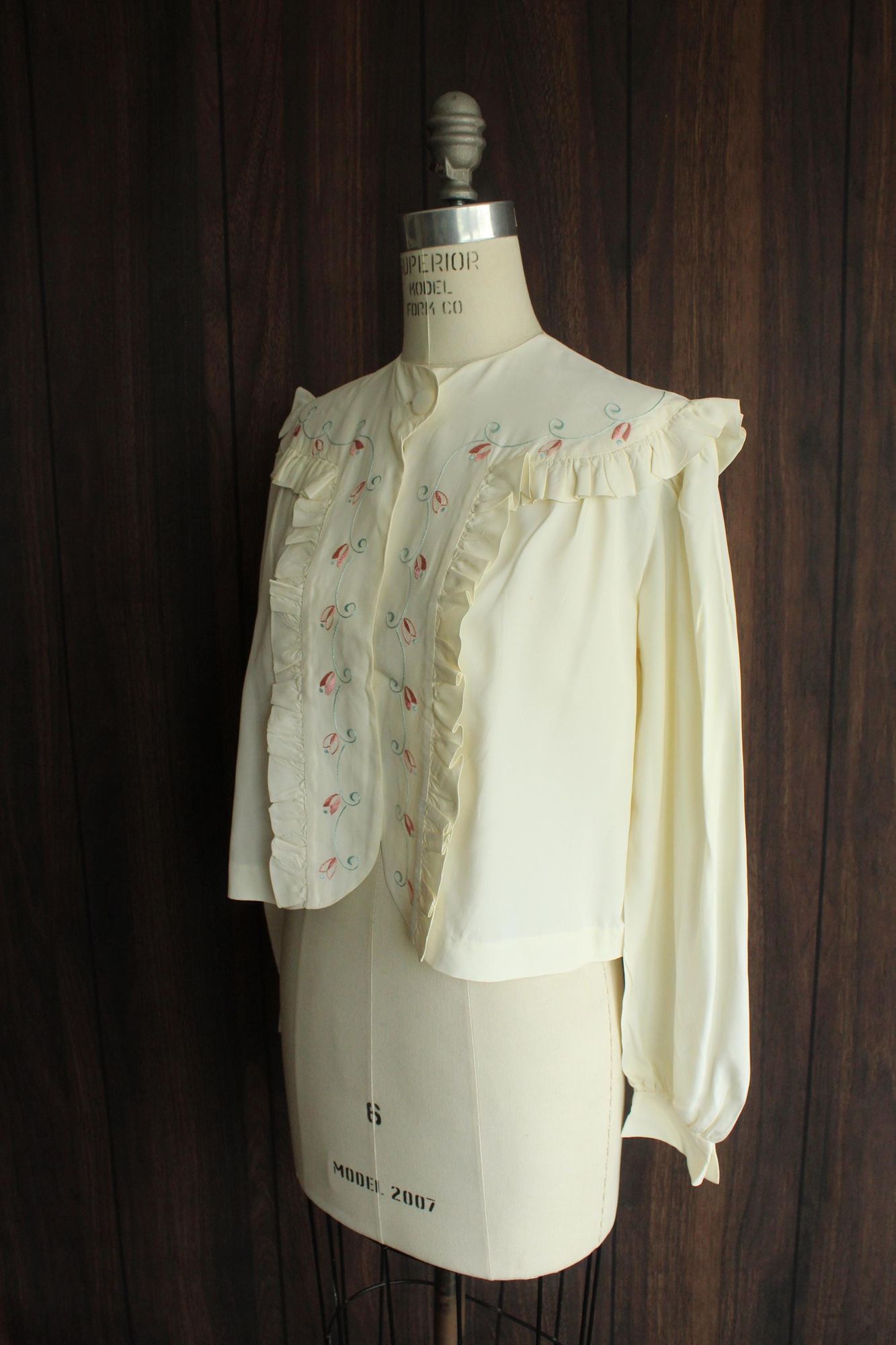 Vintage Vintage 1940s Bed Jacket, Winter White Rayon with Blue and P Size ONE SIZE - 7 Thumbnail