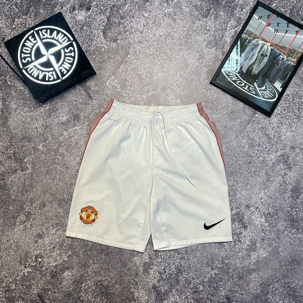 Nike Vintage Nike Manchester United Small Logo White shorts Size US 30 / EU 46 - 2 Thumbnail