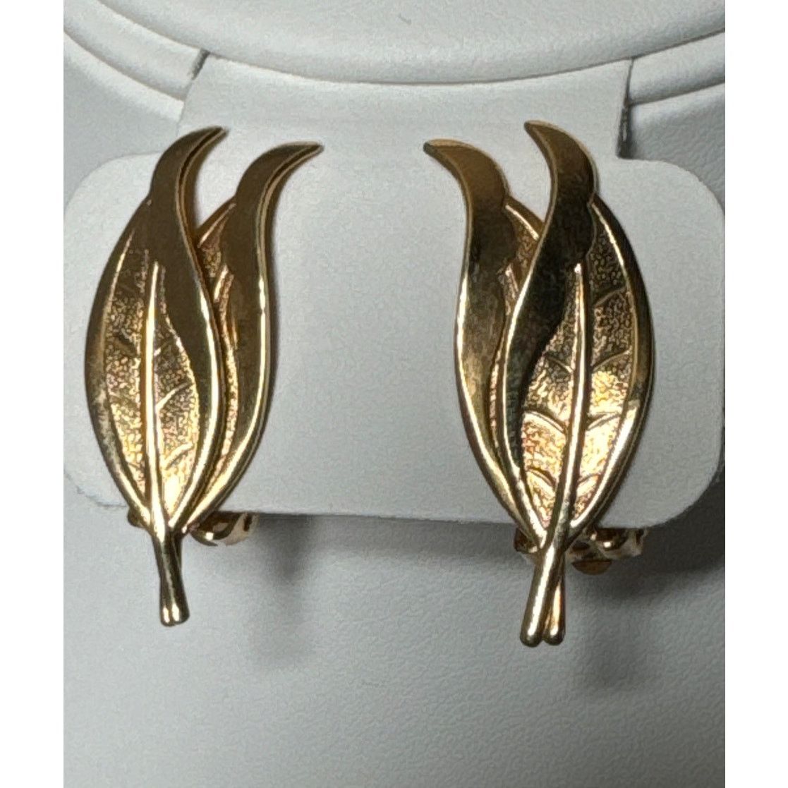 Vintage Vintage mid century gold leaf clip on earrings Size ONE SIZE - 1 Thumbnail