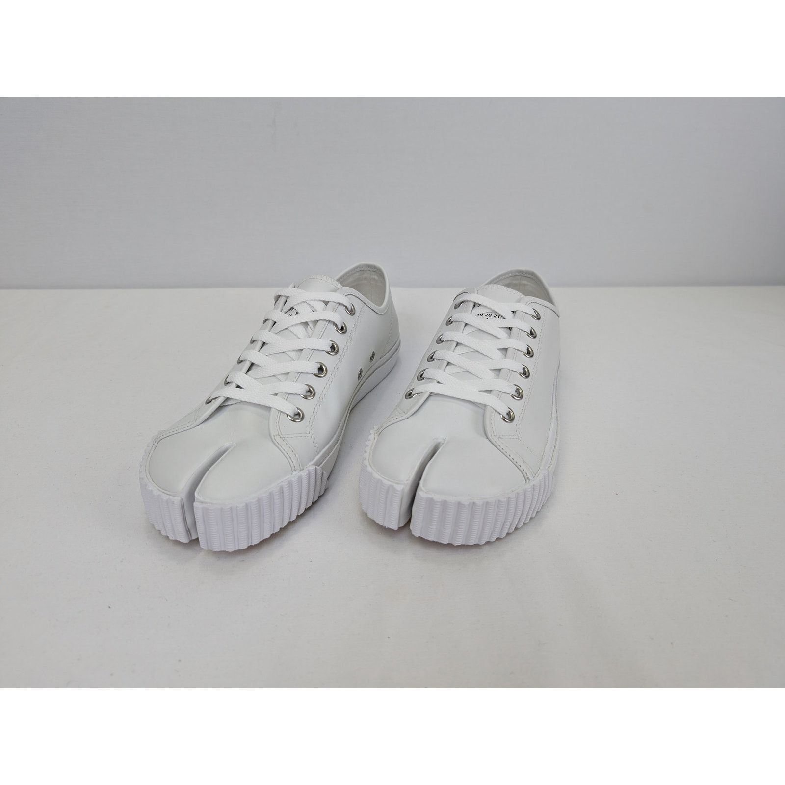 Maison Margiela o1rshd1 Tabi Low Top Sneakers in White Size US 9.5 / EU 42-43 - 9 Thumbnail