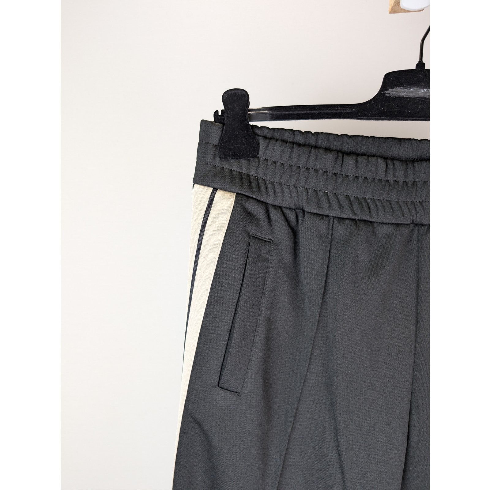 Moncler × Palm Angels o1rshd1 Sweat Bottoms Track Pants in Black / White Size US 28 / EU 44 - 6 Thumbnail