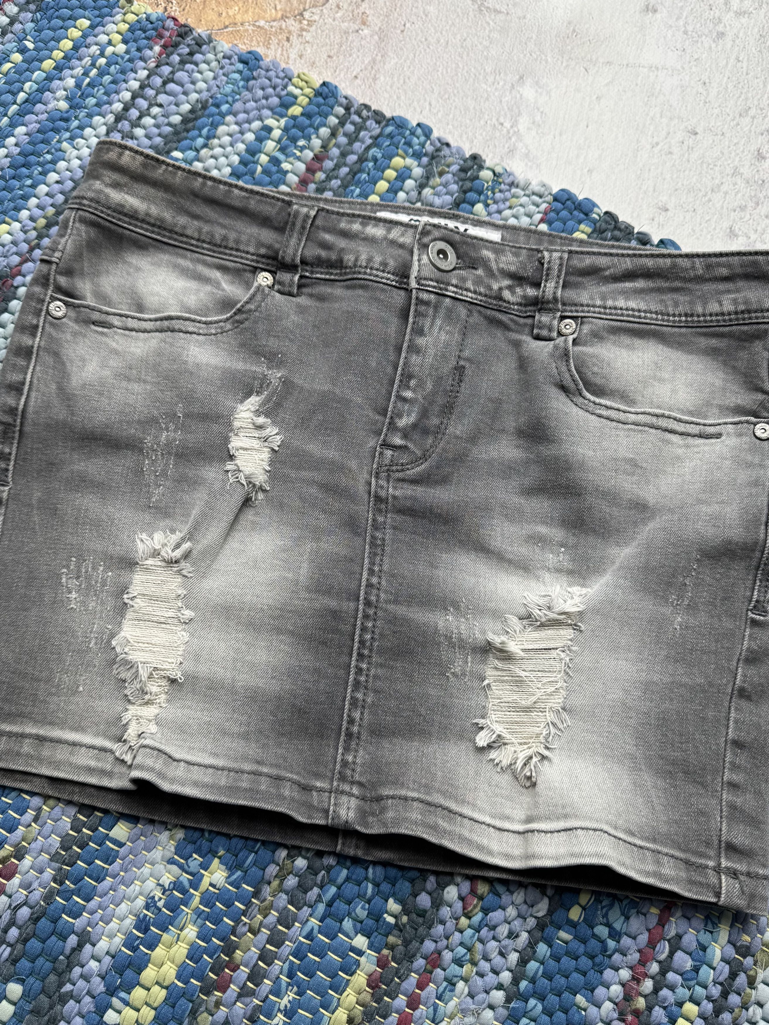 Vintage Vintage Grey Denim Mini Distressed Y2K Jean Skirt Low Rise Size 27" / US 4 / IT 40 - 2 Thumbnail