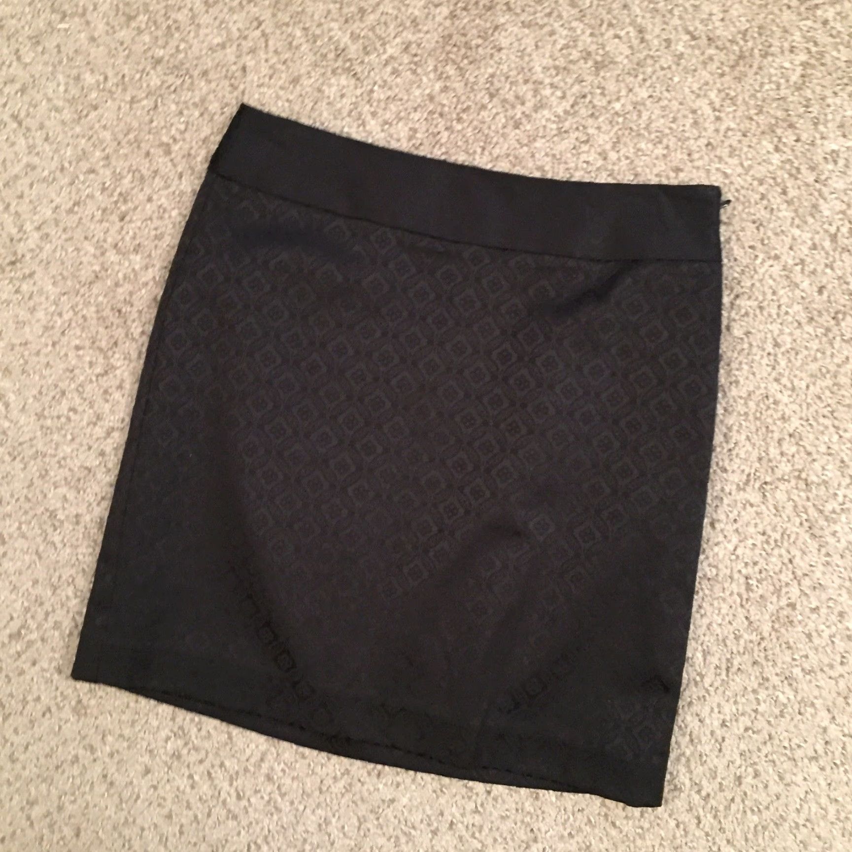 Banana Republic Banana Republic Pencil Skirt Skirt Black 0 Geometric Knee Length Lined A-Line Women Size 25" / US 0 / IT 36 - 2 Thumbnail