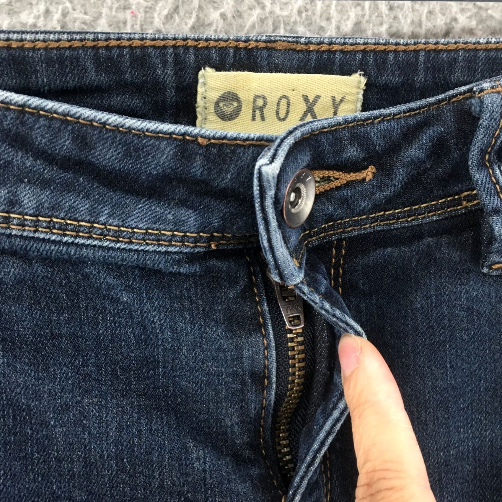 Vintage Roxy Skinny Jeans Womens 30 Blue Dark Wash Low Rise Zip Fly Jeans Size 30" / US 8 / IT 44 - 4 Thumbnail
