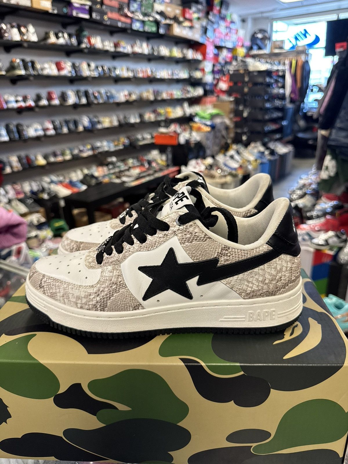 Bape Bape low top sneaker pre owned size 9 Size US 9 / EU 42 - 8 Thumbnail