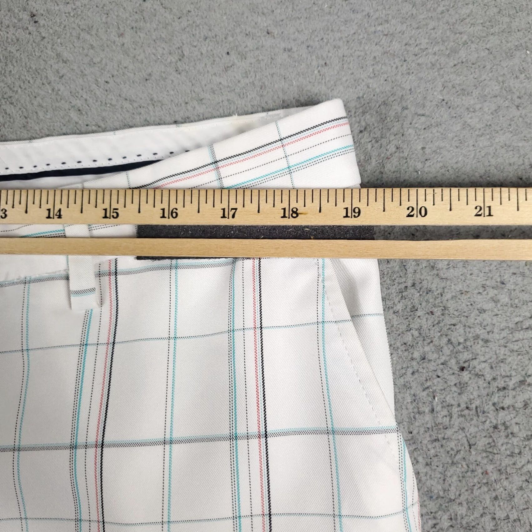 Vintage Greg Norman Shorts Mens Size 34 White Blue Check Golf Casual Flat Front Chino Regular Waist 34 Size US 34 / EU 50 - 4 Thumbnail