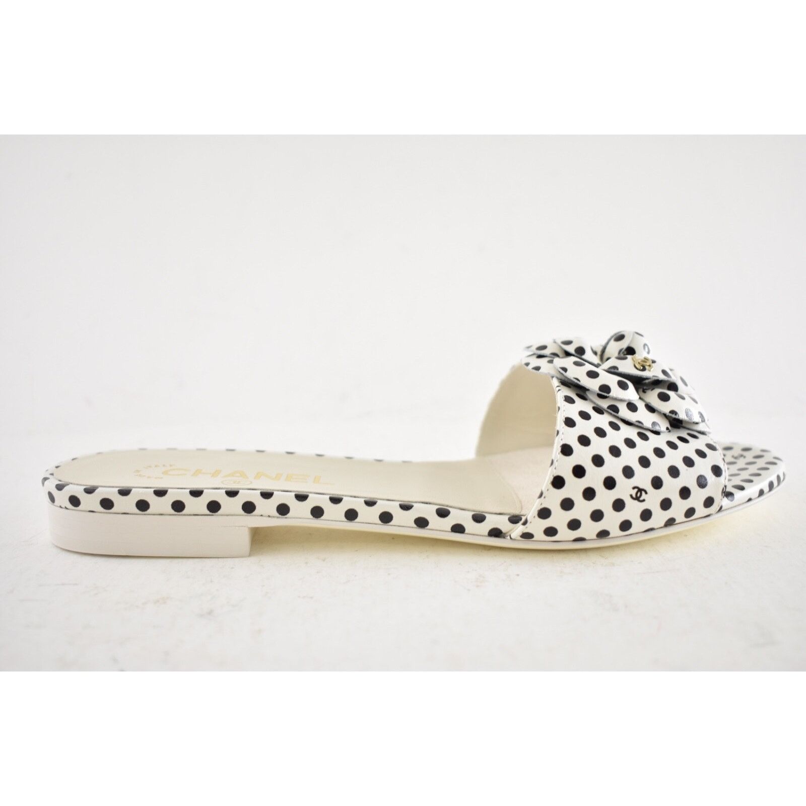 Chanel Chanel 24P Black White Camellia Flower Polka Dot CC Logo Size US 8 / IT 38 - 2 Thumbnail