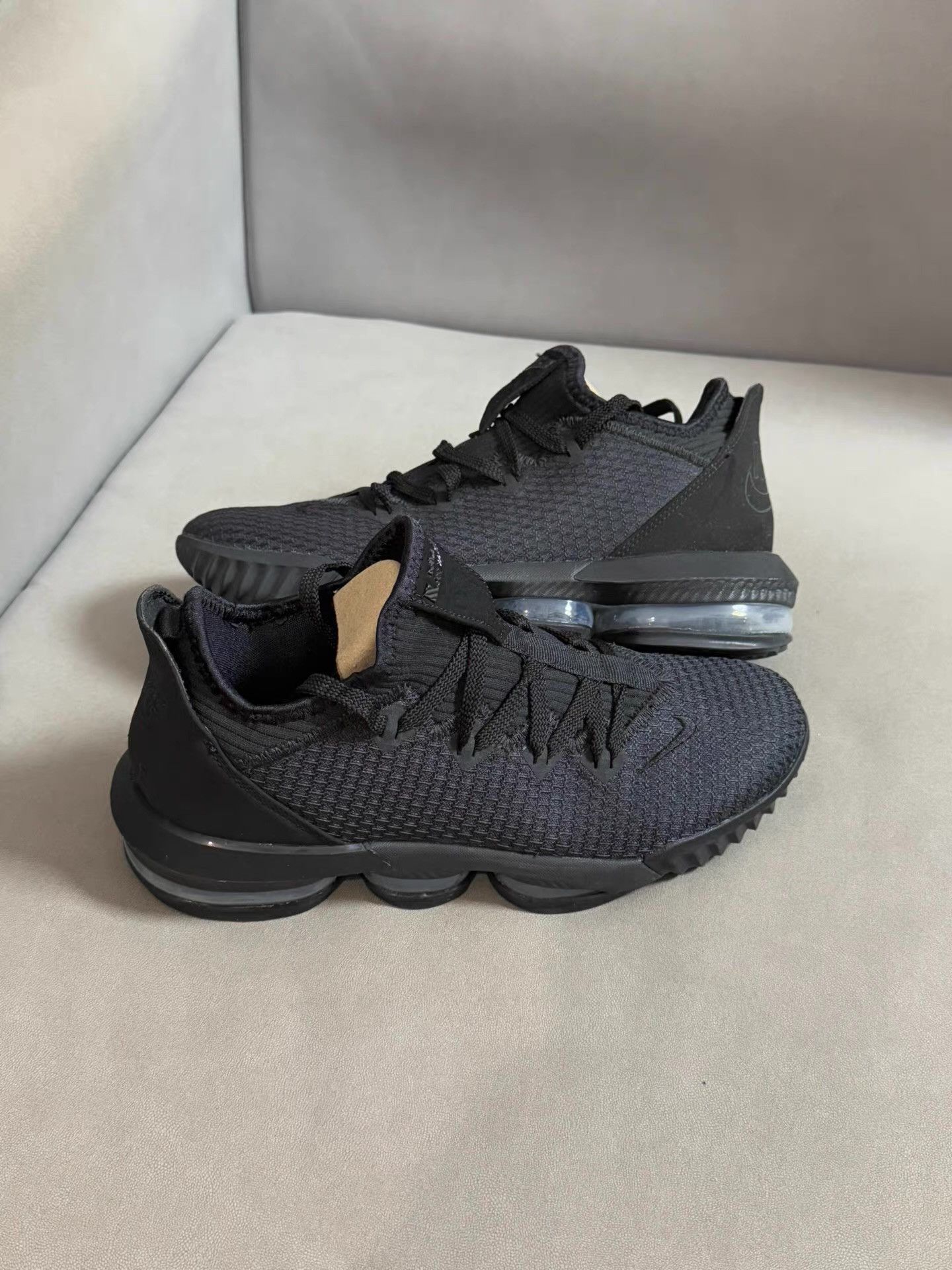Nike Nike Lebron 16 Low Triple Black shoes。 Ｑ20 Size US 8 / EU 41 - 1 Thumbnail