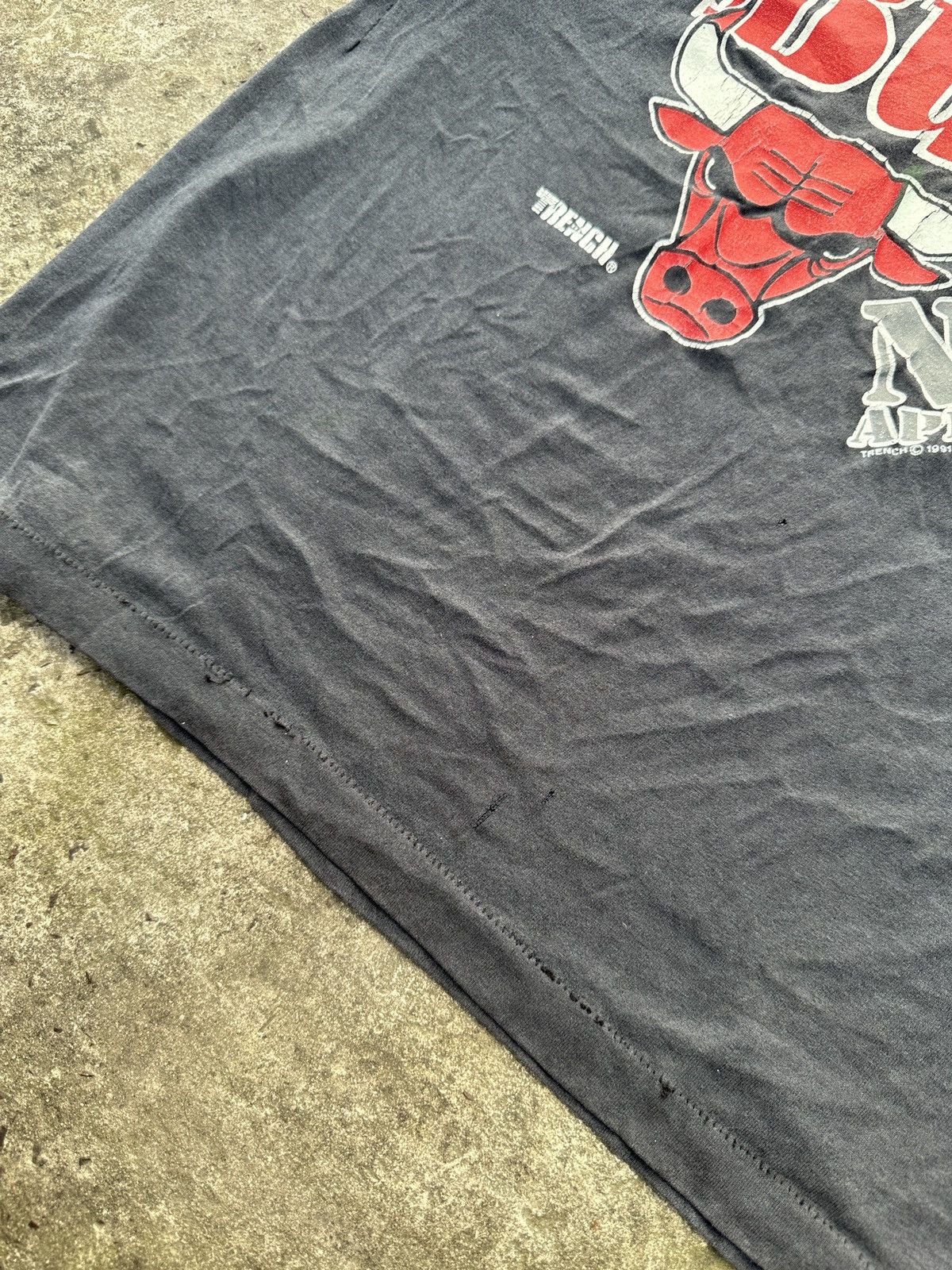 Trench USA Vintage NBA Chicago Bulls 1991 Logo T-shirt Streetwear USA Size US XL / EU 56 / 4 - 4 Thumbnail