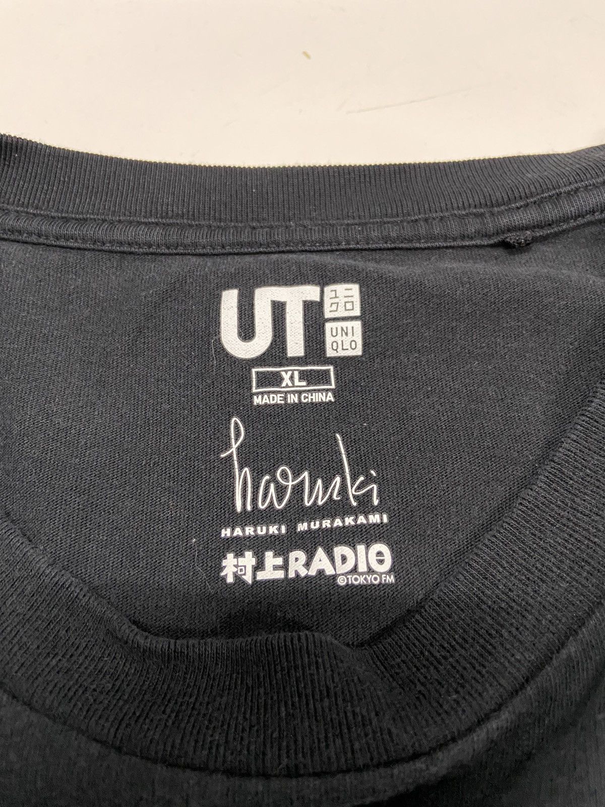 Uniqlo HARUKI MURAKAMI RADIO TOKYO FM x UNIQLO TEE SHIRT Size US XL / EU 56 / 4 - 10 Thumbnail