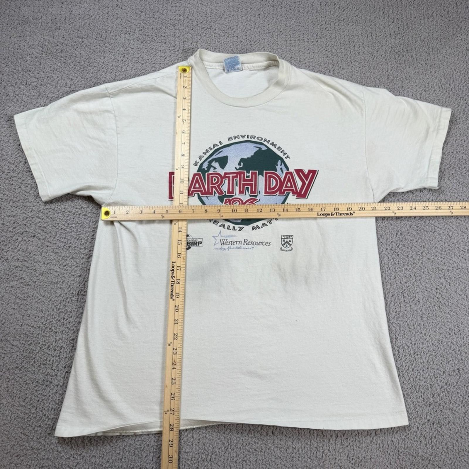 Hanes Vintage 1996 Earth Day Kansas T Shirt Made in USA Size US XL / EU 56 / 4 - 2 Thumbnail