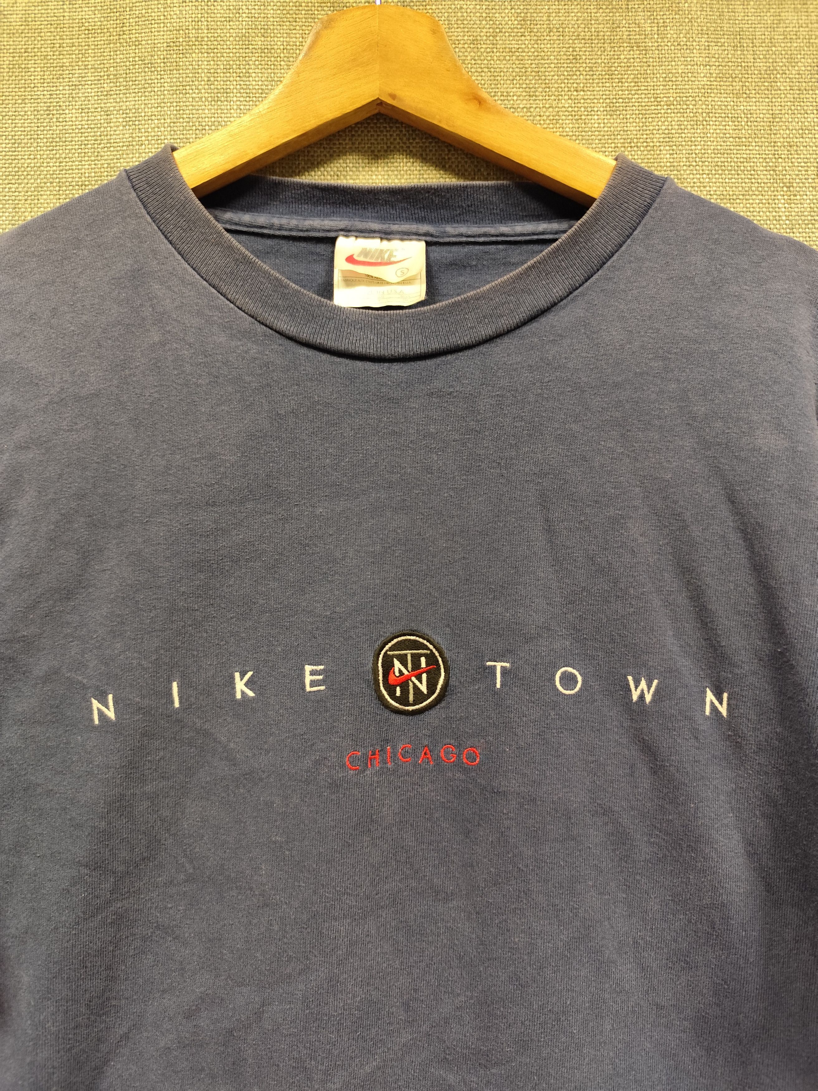 Nike vintage 90s t shirt Nike Town Chicago Size US M / EU 48-50 / 2 - 2 Thumbnail