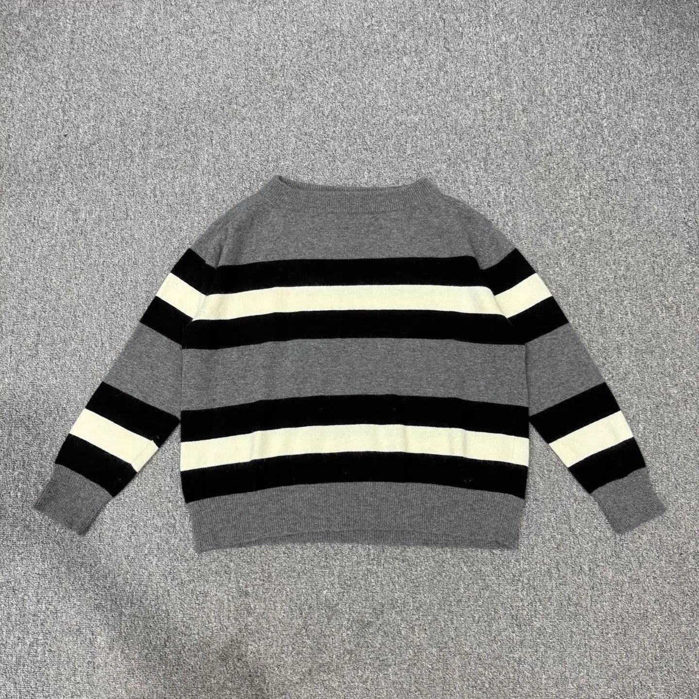 Gucci Gucci Gray & White Colorblocked Knit Sweater S 95 New Size US S / EU 44-46 / 1 - 1 Thumbnail