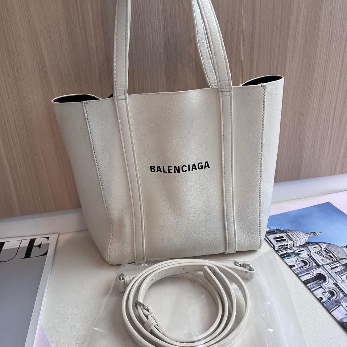 Balenciaga Balenciaga Everyday Logo Leather Tote Bag Size ONE SIZE - 1 Thumbnail